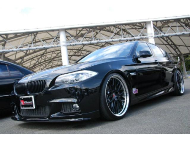 Klässenホイールとエアロを装着した黒のBMW 5シリーズカスタム(実写真)