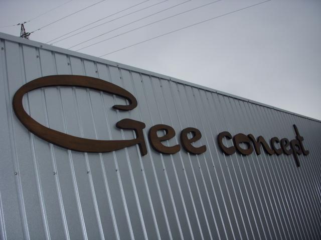 店舗外壁に掲げられたGee conceptの立体ロゴ看板(実写真)